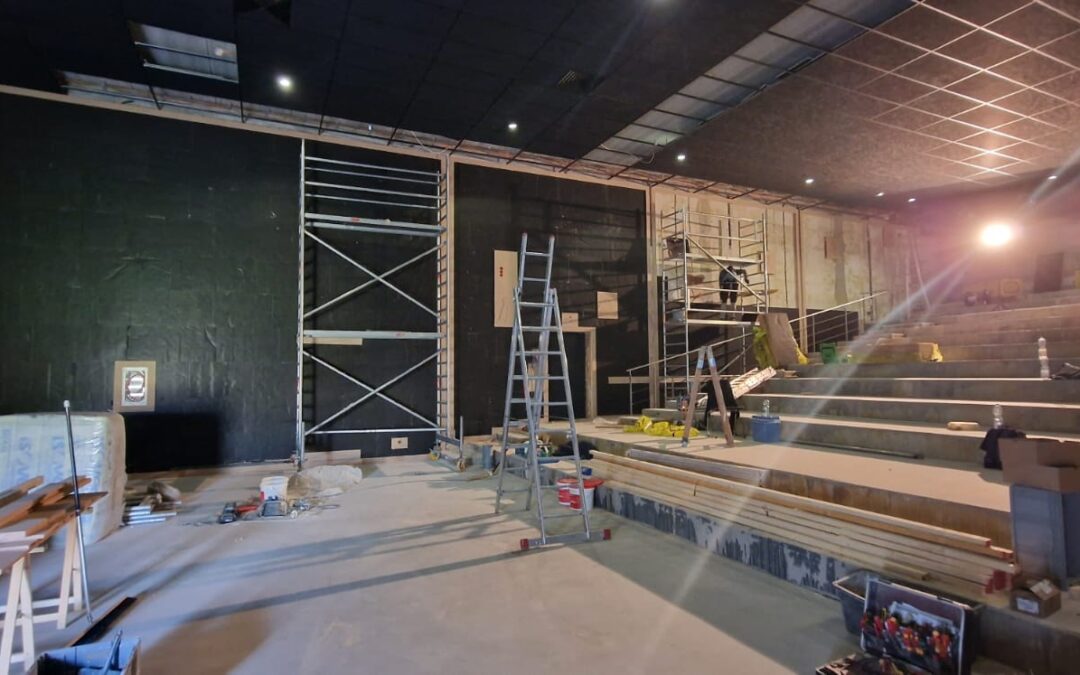 Trockenbau und Akustikdeckenmontage im Kinosaal – Bauphase im Cineplex Warburg